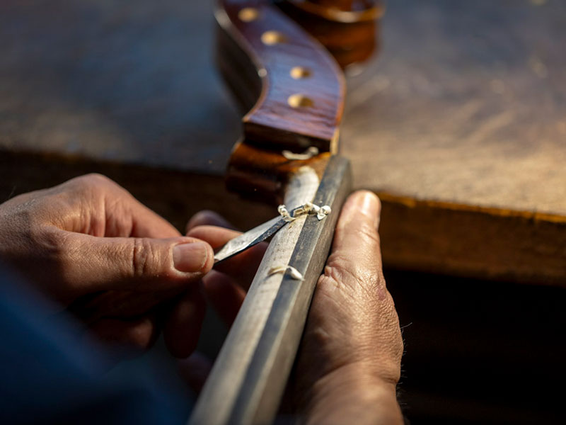 Reparatur und Restauration von Streichinstrumenten wie Geigen, Bratschen und Celli
